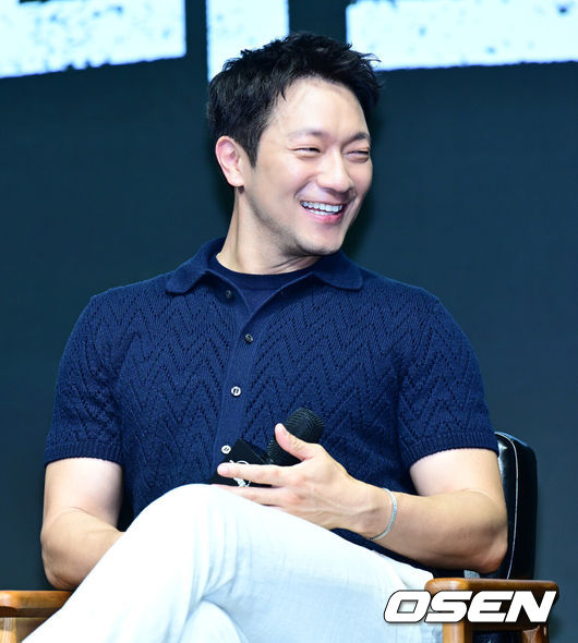 [OSEN=지형준 기자] 14일 오전 서울 종로구 JW 메리어트 동대문 스퀘어에서 디즈니+ 오리지널 시리즈 '나인 퍼즐' 제작발표회가 열렸다.윤종빈 감독의 신작 '나인 퍼즐’은 10년 전,미결 사건의 유일한 목격자이자 현직 프로파일러인‘이나’(김다미)와그를 끝까지 용의자로 의심하는 강력팀 형사‘한샘’(손석구)이 의문의 퍼즐조각과 함께 다시 시작된 연쇄살인 사건의 비밀을 파헤치는 추리 스릴러다.배우 손석구가 간담회를 하고 있다. 2025.05.14 /jpnews@osen.co.kr