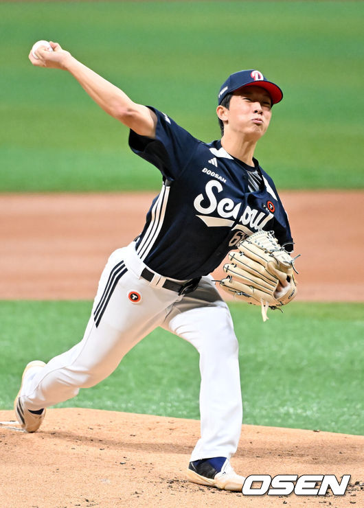 [OSEN=고척, 민경훈 기자] 9일 오후 서울 고척스카이돔에서 ‘2025 신한 SOL Bank KBO리그’ 키움 히어로즈와 두산 베어스의 경기가 열렸다.키움은 메르세데스, 두산은 최민석을 선발로 내세웠다.두산 선발 최민석이 마운드 위에서 힘차게 공을 뿌리고 있다. 2025.08.09 / rumi@osen.co.kr