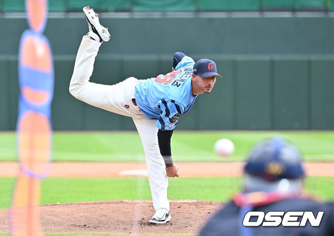 [OSEN=부산, 이석우 기자] 10일 부산 사직야구장에서 2025 신한 SOL 뱅크 KBO 리그 롯데 자이언츠와 SSG 랜더스의 경기가 열린다. 홈팀 롯데는 박세웅이, 방문팀 SSG는 김건우가 선발 출전한다.롯데 자이언츠 새 외국인 투수 벨라스케즈가 사직야구장 마운드에 올라 투구를 하고 있다. 2025.08.10 / foto0307@osen.co.kr