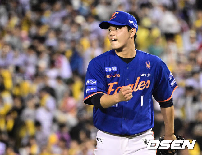 [OSEN=잠실, 조은정 기자]10일 오후 서울 잠실구장에서 ‘2025 신한 SOL Bank KBO리그’ LG 트윈스와 한화 이글스의 경기가 열렸다.LG는 손주영, 한화는 문동주를 선발로 내세웠다.6회말 2사 1루에서 LG 천성호에게 삼진을 이끌어내며 이닝을 끝낸 한화 문동주가 기뻐하고 있다. 2025.08.10 /cej@osen.co.kr