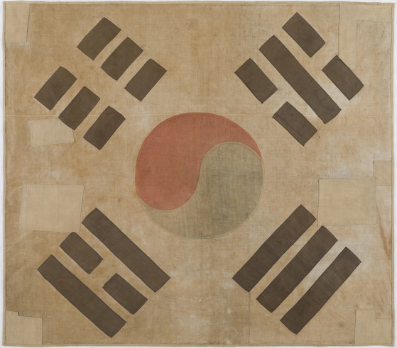8일 서울 종로구 대한민국역사박물관에서 광복 80주년 기념 특별전 '태극기, 함께해 온 나날들'이 개막했다. 전시에 나온 동덕여자의숙 태극기. 사진 대한민국역사박물관
