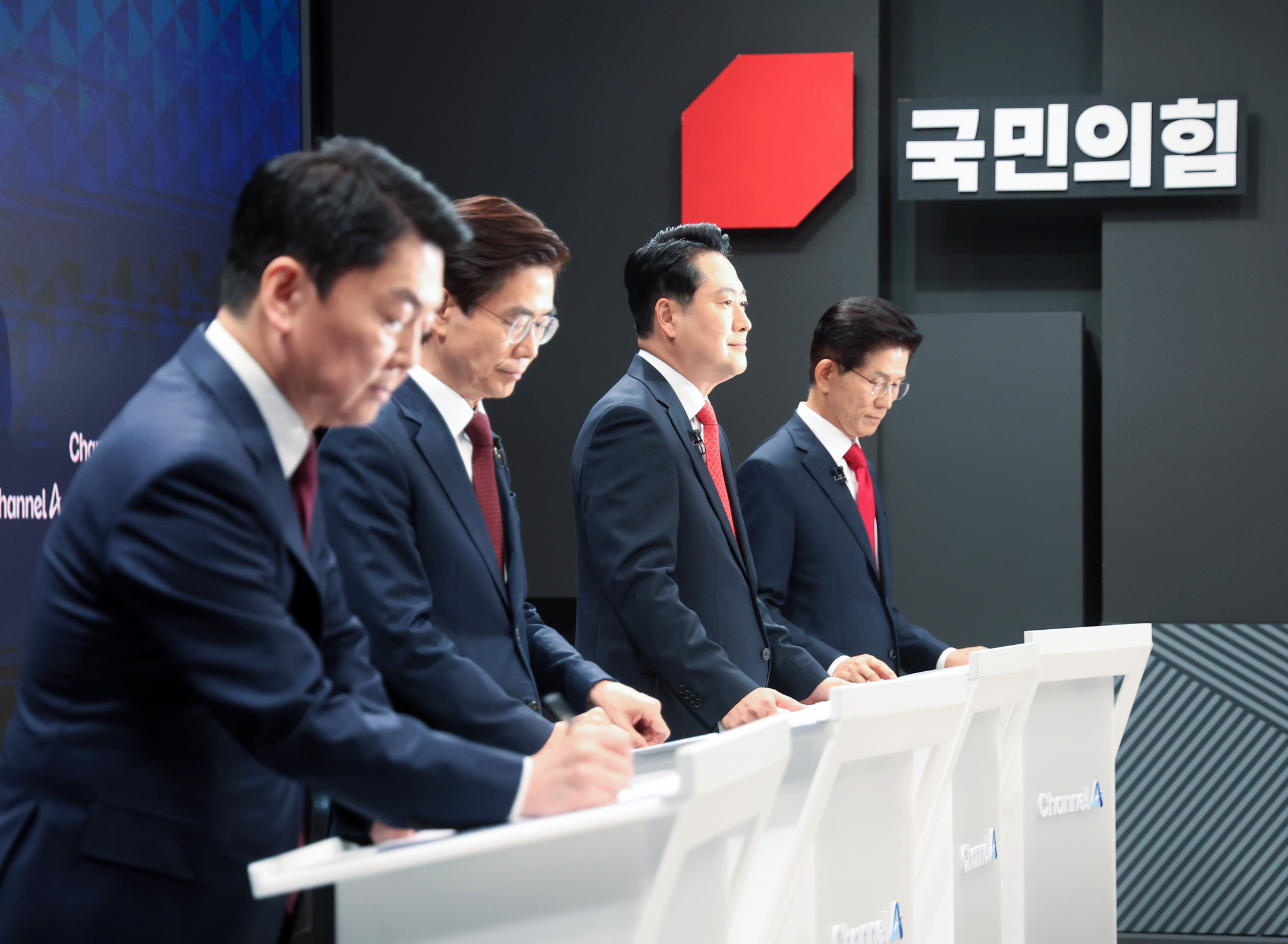 이날 안철수, 조경태, 장동혁, 김문수 후보(왼쪽부터)가 토론 준비를 하고 있다. 국회사진기자단