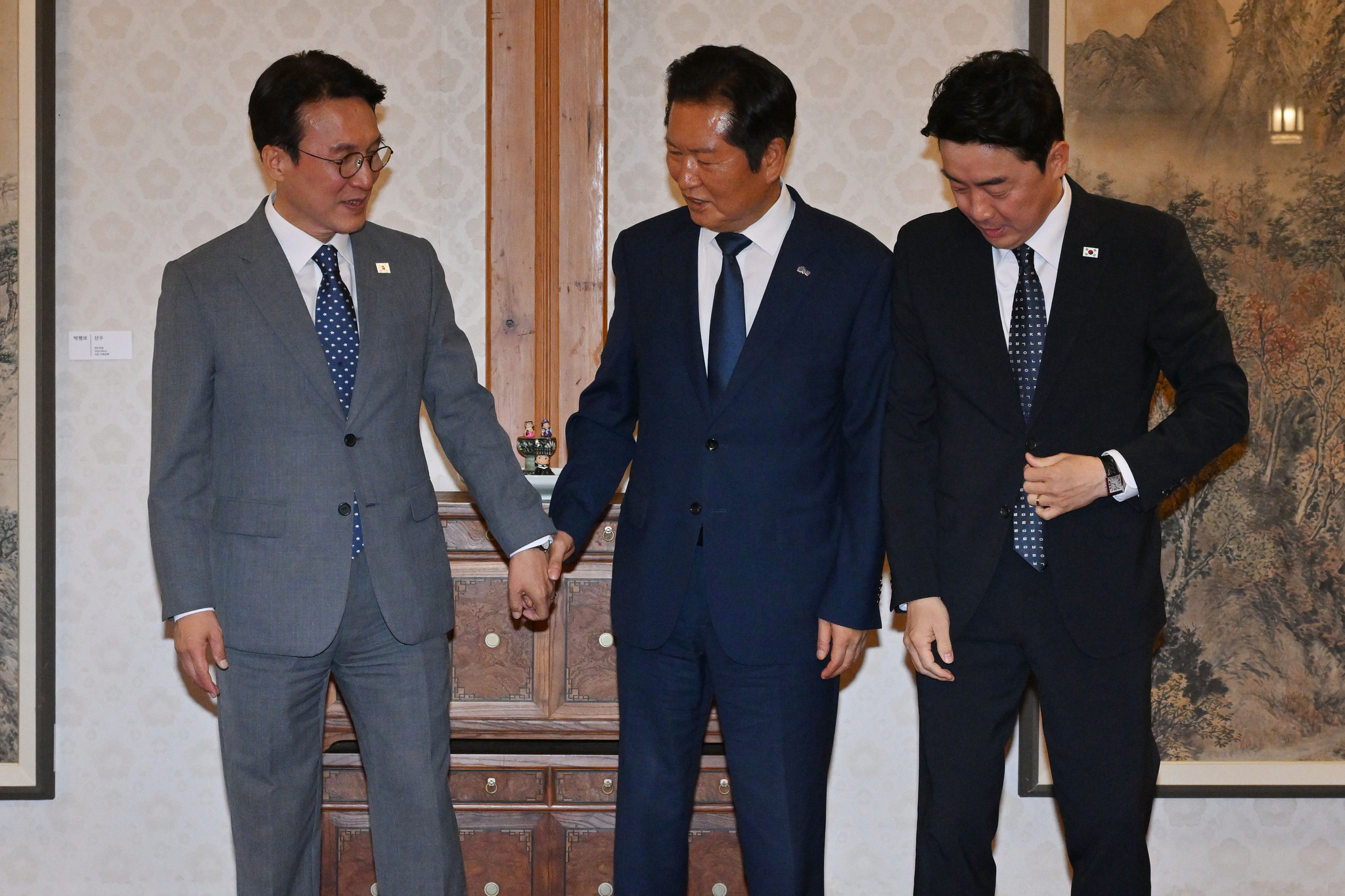 김민석 국무총리, 정청래 더불어민주당 대표, 강훈식 대통령실 비서실장(왼쪽부터)이 10일 서울 종로구 총리공관에서 열린 고위당정협의회에서 기념촬영을 하고 있다. 전민규 기자