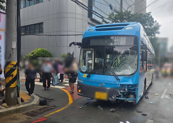 10일 오후 1시 부산 부산진구 서면로타리에서 시내버스가 횡단보도로 돌진해 보행자 2명이 숨지고, 오토바이 운전자와 동승자가 부상했다. 사진 부산경찰청
