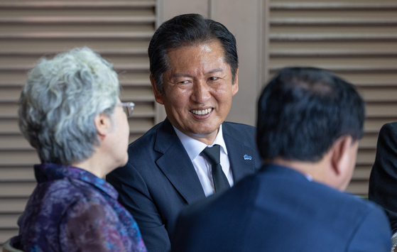 정청래 더불어민주당 대표가 7일 경남 김해시 봉하마을 노무현 전 대통령 사저를 예방해 권양숙 여사와 대화를 하고 있다. 뉴스1