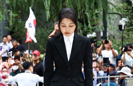 도이치모터스 주가조작 연루 의혹 등을 받는 김건희 여사가 6일 오전 서울 종로구 김건희 특별검사팀 사무실에 피의자 신분으로 출석하고 있다. 김종호 기자