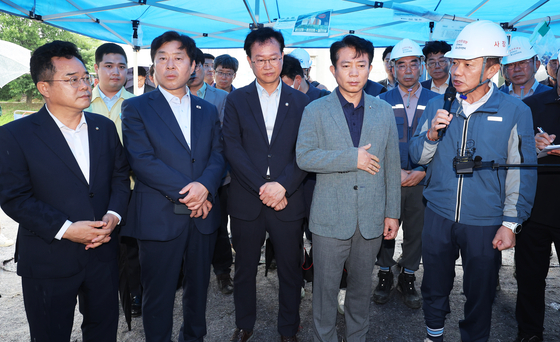 6일 더불어민주당 을지로위원회 민병덕 위원장과 위원들이 지난 4일 작업자가 중상을 입고 의식불명에 빠진 사고가 발생한 경기도 광명시 포스코이앤씨 고속도로 건설공사 현장을 찾아 송치영 포스코이앤씨 사장의 설명을 듣고 있다.   지난 4일 미얀마 국적의 30대 남성 근로자 A씨가 지하에 설치된 양수기 펌프가 고장을 일으키자 점검하기 위해 아래로 내려갔다가 감전 사고를 당해 심정지 상태로 병원에 이송됐다. 연합뉴스