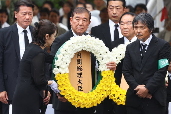 이시바 시게루 일본 총리가 지난 9일 나가사키 원폭 80년 행사에 참석해 헌화를 하고 있다. 로이터=연합뉴스