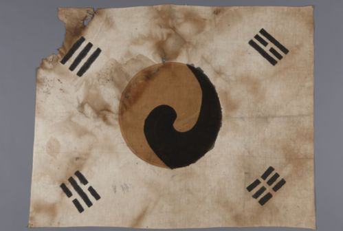 8일 서울 종로구 대한민국역사박물관에서 광복 80주년 기념 특별전 '태극기, 함께해 온 나날들'이 개막했다. 전시에 나온 진관사 태극기. 3.1 운동 당시 사용된 것으로 추정되며 2009년 진관사 칠성각을 해체 복원하는 과정에서 불단 깊숙이 숨겨진 상태로 발견됐다. 사진 대한민국역사박물관