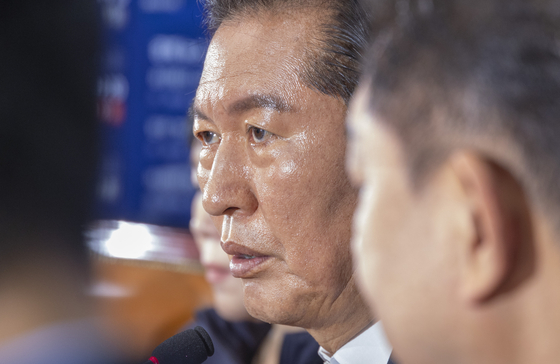 정청래 더불어민주당 대표가 6일 국회에서 열린 최고위원회의에서 차명 주식 거래 의혹으로 탈당한 이춘석 전 국회 법사위원장에 대한 제명 결정을 발표하고 있다. 연합뉴스