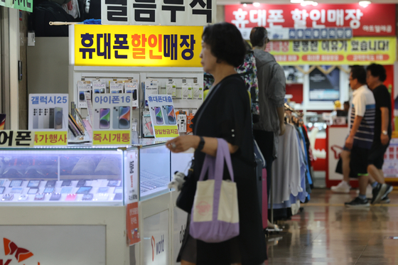 지난달 22일 서울 시내 휴대전화 판매점 모습. 연합뉴스