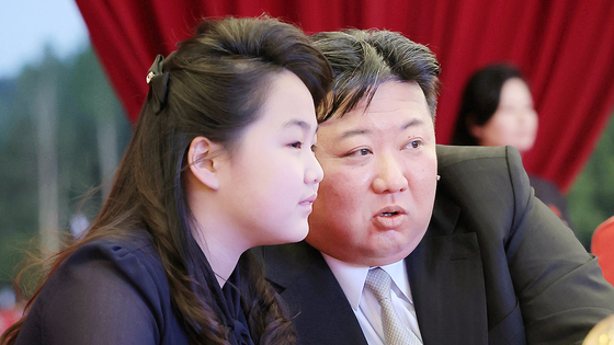 지난해 5월 포착된 김정은 북한 국무위원장과 그의 둘째 딸 김주애. 연합뉴스