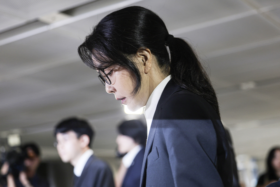 김건희 여사가 6일 오후 서울 종로구 KT 광화문빌딩 웨스트에 마련된 민중기 특별검사 사무실에서 조사를 마친 뒤 차량으로 이동하고 있다. 김경록 기자