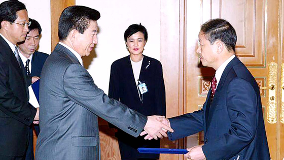 2003년 4월 3일 노무현 대통령이 청와대에서 송광수 검찰총장에게 임명장을 수여한 뒤 악수하고 있다. 가운데는 강금실 전 법무장관. 노무현 사료관