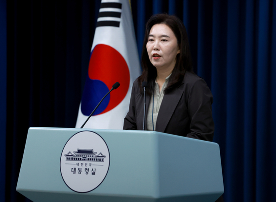 대통령 산재 관련 지시사항 브리핑   (서울=연합뉴스) 홍해인 기자 = 강유정 대통령실 대변인이 9일 서울 용산 대통령실 청사에서 산재 관련 대통령 지시사항 등에 대한 브리핑을 하고 있다.연합뉴스