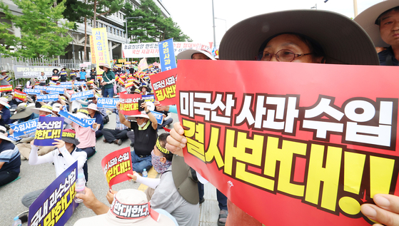 한국사과연합회, 한국과수농협연합회 관계자들과 농민들이 지난달 31일 세종시 정부세종청사 산업통상자원부 앞에서 미국산 사과수입 반대 집회를 열고 정부의 미국산 사과 수입 반대 구호를 외치고 있다. 뉴스1