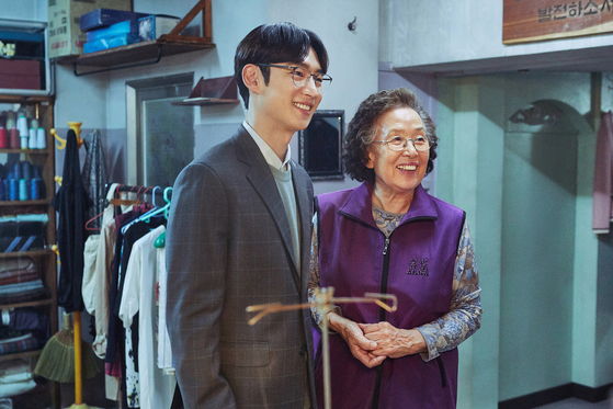   이제훈(왼쪽)과 나문희 배우는 각각 민원담당 공무원과 민원인으로 만난다. 강 대표는 "같지만 다른 원칙주의자로서 캐릭터를 만들어갔다. 톰과 제리같은 관계"라고 표현했다. 마노엔터테인먼트