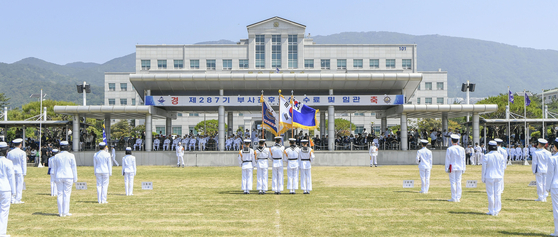 지난 5월 30일 경남 창원시 진해구 해군교육사령부 연병장에서 '제287기 해군 부사관 후보생 임관식'이 열리고 있다.   사진 해군 