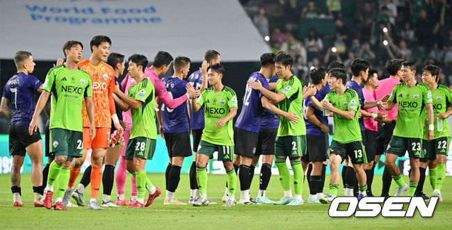 [OSEN=전북, 민경훈 기자] 8일 오후 전주월드컵경기장에서 하나은행 K리그1 2025 25라운드 전북현대와 FC안양의 경기가 열렸다.  이 경기에서 전북은 박진섭의 선제골과 이승우의 결승골이 터져 FC안양을 2-1로 이겼다.무려 21경기 연속 무패(16승5무)를 달린 전북(17승6무2패, 승점 57점)은 압도적 선두를 지켰다. 경기를 마치고 양팀 선수들이 하이파이브를 하고 있다. 2025.08.08 / rumi@osen.co.kr