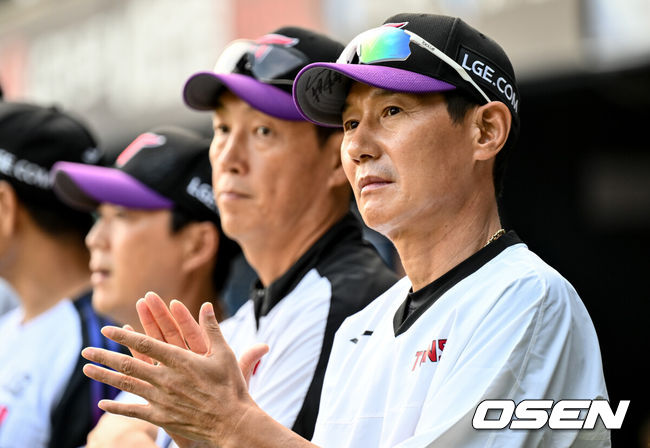 [OSEN=잠실, 조은정 기자]8일 오후 서울 잠실구장에서 ‘2025 신한 SOL Bank KBO리그’ LG 트윈스와 한화 이글스의 경기가 열렸다.LG는 임찬규, 한화는 류현진을 선발로 내세웠다.경기 전 LG 염경엽 감독이 도열하고 있다. 2025.08.08 /cej@osen.co.kr