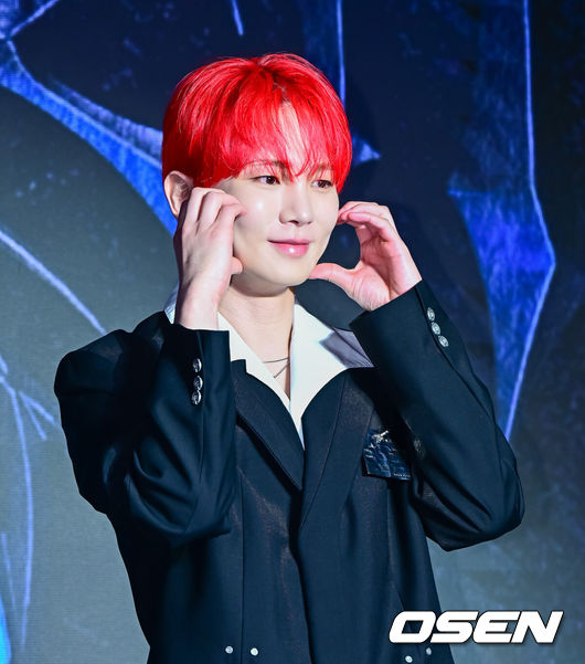 [OSEN=지형준 기자] 11일 서울 광진구 자양동 풀만 앰배서더 서울 이스트폴 브로드웨이에서 샤이니 키 정규 3집 'HUNTER' 발매 기념 기자간담회가 열렸다.‘HUNTER’는2022년8월 정규2집‘Gasoline’(가솔린)이후3년 만에 발표되는 키의 새 정규 앨범이자‘나’와‘자아’에 대한 다양한 이야기를 전반에 녹여낸 앨범으로,타이틀 곡‘HUNTER’를 포함한 다채로운 장르의 총10곡으로 구성됐다.샤이니 키가 포토타임을 하고 있다. 2025.08.11 / jpnews@osen.co.kr