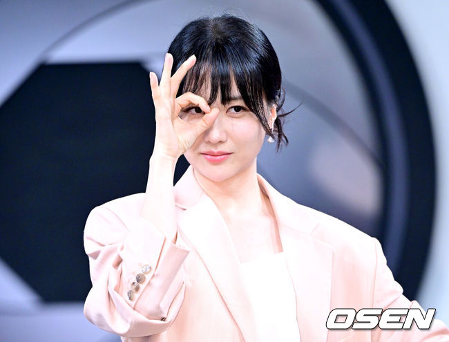 [OSEN=최규한 기자] 11일 오후 경기도 고양시 MBC 드림센터 녹화 스튜디오에서 MBC에브리원 ‘히든아이’ 1주년 기자간담회가 열렸다.‘히든아이’는 CCTV, 바디캠, 블랙박스 등 다양한 영상을 통해 사건, 사고를 분석하는 범죄 분석 코멘터리 쇼이다.배우 박하선이 포토타임을 하고 있다. 2025.08.11 / dreamer@osen.co.kr