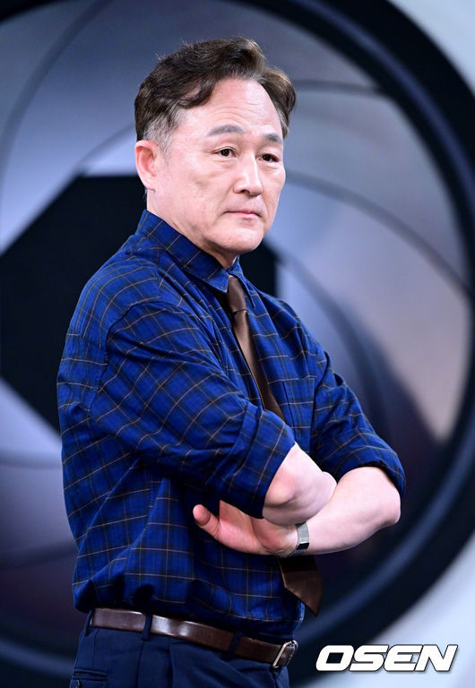 [OSEN=최규한 기자] 11일 오후 경기도 고양시 MBC 드림센터 녹화 스튜디오에서 MBC에브리원 ‘히든아이’ 1주년 기자간담회가 열렸다.‘히든아이’는 CCTV, 바디캠, 블랙박스 등 다양한 영상을 통해 사건, 사고를 분석하는 범죄 분석 코멘터리 쇼이다.전 프로파일러 표창원이 포토타임을 하고 있다. 2025.08.11 / dreamer@osen.co.kr