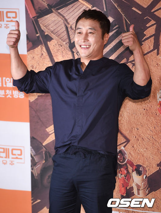 [OSEN=박준형 기자 ] 12일 오후 서울 용산 CGV에서 국내 최초 화성 탐사 프로젝트 ‘갈릴레오 : 깨어난 우주‘(이하 ‘갈릴레오’) 제작발표회가 진행됐다.화성탐사기지에서 펼쳐지는 7일간의 인류 생존기를 그려낸 tvN ‘갈릴레오: 깨어난 우주’는 오는 15일(일) 오후 4시 40분에 방송된다. 김병만이 포즈를 취하고 있다. / soul1014@osen.co.kr