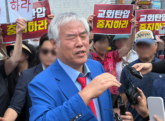 경찰이 서부지법 난입 사태 배후로 의심 받는 전광훈 목사와 사랑제일교회에 대한 압수수색 중인 지난 5일 오전 서울 성북구 사랑제일교회 앞에서 전광훈 목사가 발언하고 있다. 뉴스1