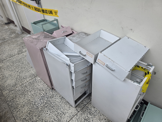 지난 10일 오전 3시 35분쯤 화재로 불이나 일가족 3명이 숨진 채로 발견된 대구 동구 신천동의 아파트. 집 앞에 서랍장 등 작은 가구들이 쌓여 있다. 대구=백경서 기자 