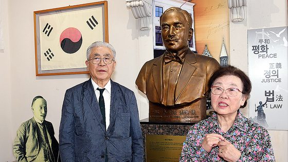  1995년 8월 네덜란드 헤이그에 이준 기념관을 개관한 송창주(오른쪽) 관장과 이기항 원장. 사진 요스 판 리우엔(Jos van Leeuwen)