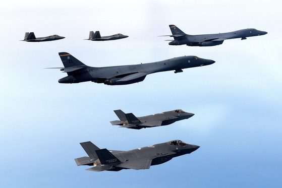 한미연합 훈련하는 미국 B-1B 전략폭격기 자료사진. 국방부 제공