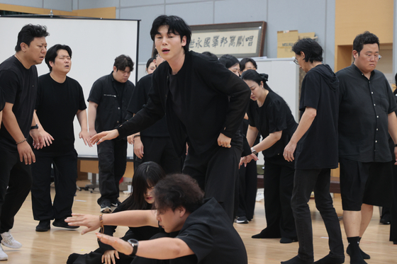 국악계 아이돌로 불리는 국립창극단 배우 김준수가 지난달 30일 서울 중구 국립극장 뜰아래연습장에서 열린 극립창극단 신작 '심청' 연습실 공개 및 라운드 인터뷰에서 주요 장면을 시연하고 있다.연합뉴스