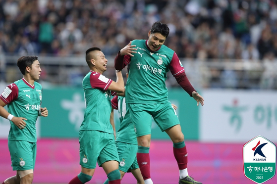 극적인 동점골을 합작한 대전 김준범(왼쪽)과 주민규(오른쪽). 사진 프로축구연맹
