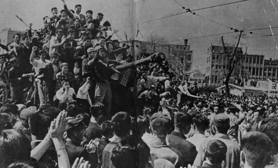1960년 4·19혁명은 불의에 맞서는 한국 민주화운동의 마중물 역할을 했다. 4·19 당시 거리를 가득 메운 시위 인파. 계엄군의 탱크 위에 시민들이 올라가 있다. [중앙포토]