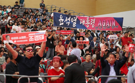 8일 오후 대구 북구 엑스코에서 열린 국민의힘 제6차 전당대회 대구·경북 합동연설회에 참석한 일부 당원들이 특정 후보를 지지하거나 '탄핵 찬성파(찬탄)'와 '탄핵 반대파(반탄)'로 나뉘어 "배신자" 등 구호를 외치고 있다. 뉴스1