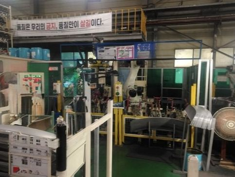 11일 오전 산업재해가 발생한 평택시 포승읍 만호리의 한 자동차 부품 제조 공장. 사진 경기도소방재난본부 