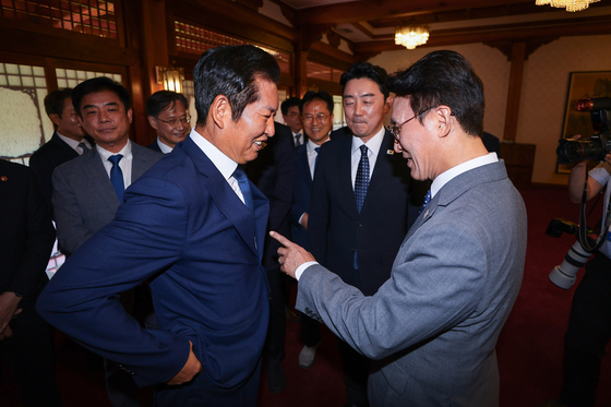 김민석 국무총리가 10일 서울 종로구 삼청동 총리공관에서 열린 고위당정협의회에서 더불어민주당 정청래 대표와 인사를 나누고 있다. 연합뉴스 