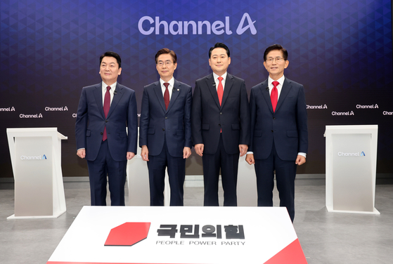 10일 오후 광화문 채널A스튜디오에서 국민의힘 8·22 전당대회 첫 방송토론회가 열렸다. 왼쪽부터 안철수, 조경태, 장동혁, 김문수 후보가 토론 전 기념촬영을 하고 있다. 국회사진기자단