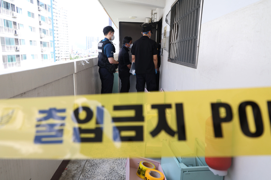 10일 대구 동구 한 아파트 11층에서 방화가 의심되는 불이 난 뒤 일가족 3명이 숨진 채 발견된 가운데 경찰이 현장 감식을 실시하고 있다. 연합뉴스