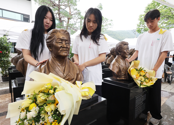지난 9일 경기도 광주시 나눔의집에서 열린 '2025년 일본군 위안부 피해자 기림의 날' 기념식에서 참석 학생들이 고인이 된 할머니들의 흉상을 살펴보고 있다. 지난 5월 이옥선 할머니의 사망으로 현재 일본군 위안부 피해자 중 나눔의집에서 생활하는 이는 한 명도 없다. 연합뉴스