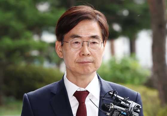 조경태 국민의힘 의원이 11일 오전 내란 특검팀 사무실이 마련된 서울 서초동 서울고검에서 참고인 조사를 받기 위해 출석하며 취재진 질의를 듣고 있다. 뉴스1