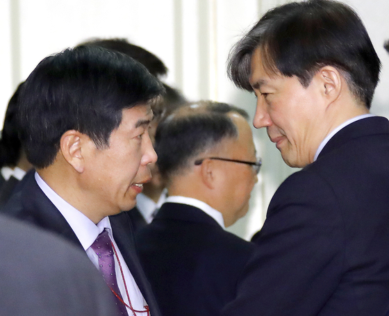2018년 1월 대화하고 있는 조국 당시 청와대 민정수석(오른쪽)과 백원우 민정비서관. 연합뉴스