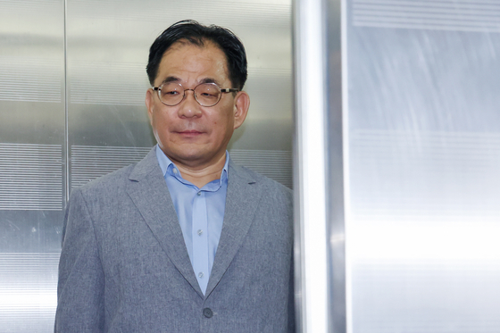 '이종섭 도피 출국 의혹'에 연루된 것으로 의심 받는 이재유 전 법무부 출입국·외국인정책본부장이 11일 오전 서울 서초구 '순직 해병 특검'(이명현 특별검사) 사무실에 피의자 신분으로 출석하고 있다. 뉴스1