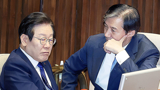 지난해 9월 26일 이재명 당시 더불어민주당 대표가 국회 본회의장에서 조국 조국혁신당 대표와 대화하고 있다. 김성룡 기자