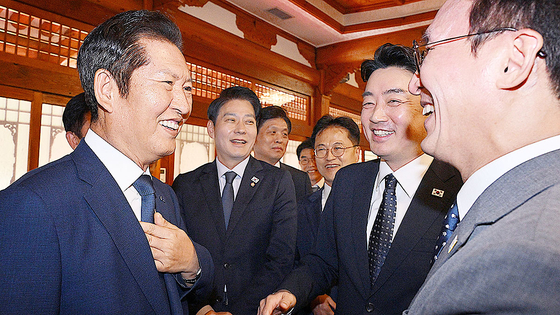  더불어민주당 정청래 대표와 김민석 국무총리, 강훈식 대통령실 비서실장이 10일 서울 종로구 총리공관에서 열린 고위당정협의회에 참석해 있다. 전민규 기자