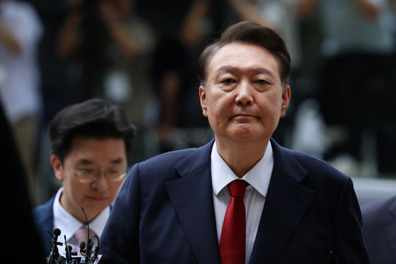 윤석열 전 대통령이 지난달 9일 오후 구속 전 피의자 심문(영장실질심사)을 받기 위해 기자들의 질문을 받으며 서울 서초구 서울중앙지방법원으로 들어서고 있다. 사진공동취재단