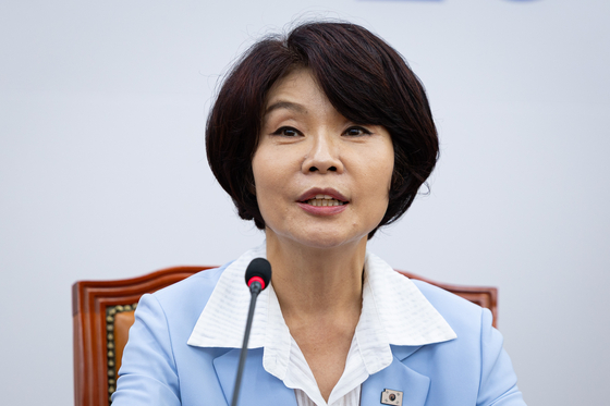 한정애 더불어민주당 정책위의장이 7일 서울 여의도 국회에서 열린 정책조정회의에서 모두 발언을 하고 있다. 뉴스1