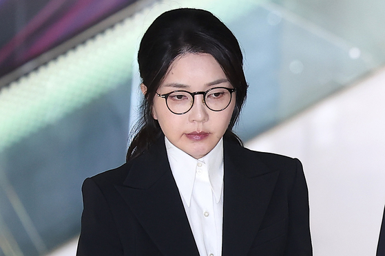 윤석열 전 대통령의 부인 김건희 여사가 지난 6일 서울 종로구 KT광화문빌딩에 마련된 김건희 특검팀(특별검사 민중기) 사무실에서 조사를 마친 뒤 귀가하고 있다. 뉴스1