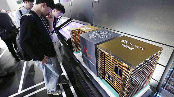 지난 4월 서울 코엑스에서 열린 월드 IT쇼에 전시된 SK하이닉스 HBM 모형. AP=연합뉴스